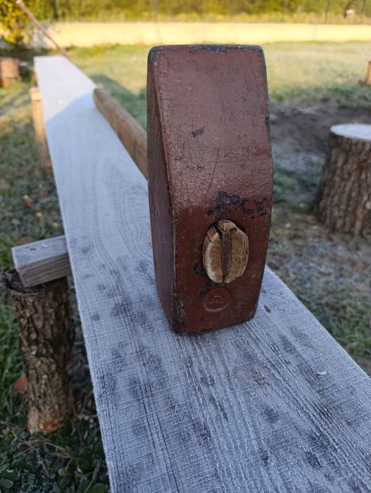 Młotek 10 kg ręczny.