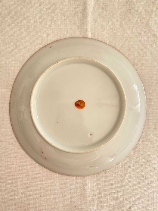 Pequenos pratos decorativos com figuras orientais