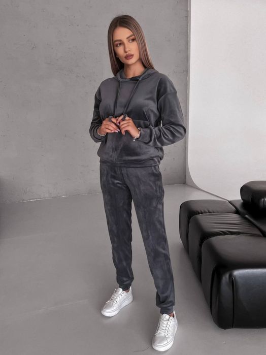 Стильний велюровий костюм