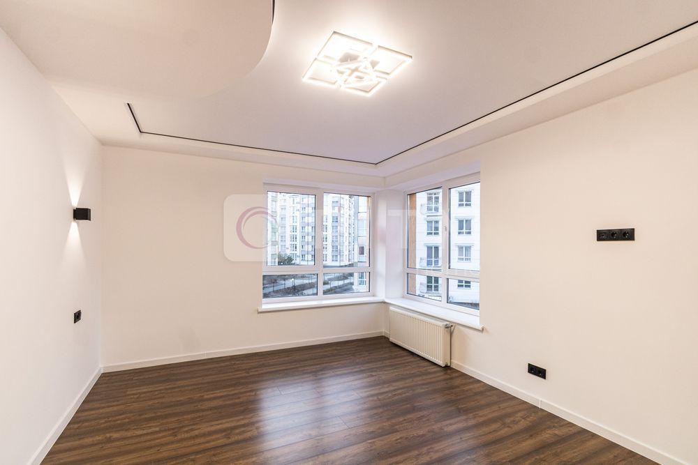 Продається простора 2-к. кв. з ремонтом  біля озера.