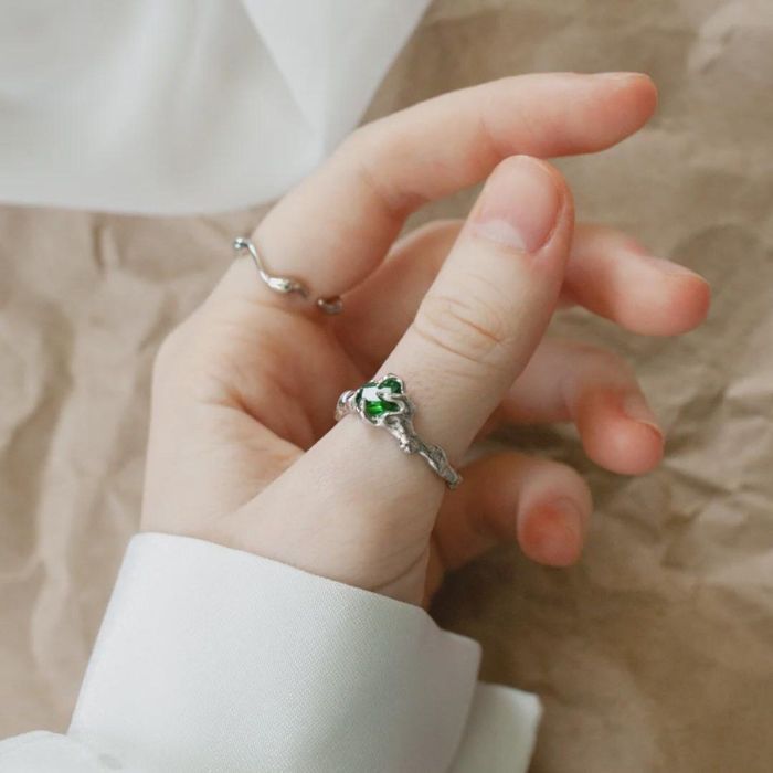 Anel Boho com Pedra Verde – Design Natural Minimalista Ajustável
