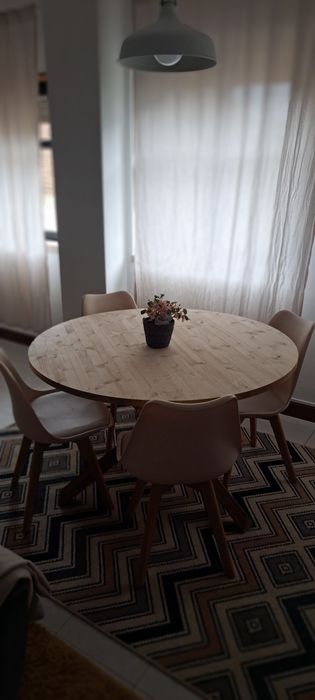 Mesa de jantar redonda com 120 cm de circunferência e 4 cadeiras