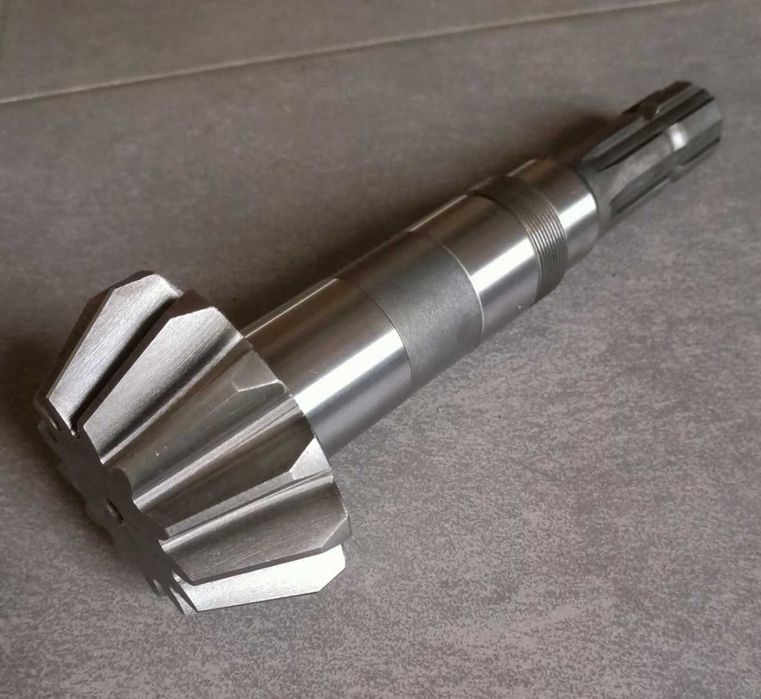 Wałek atakujący Z13 przyczepy samozbierającej KRONE XL