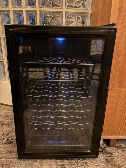 Lodówka na wino na 24 but.
