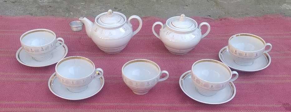 Продаются сервизы, салатницы, сахарницы, вазы, графины.