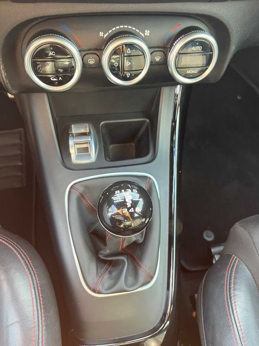 Alfa Romeo Giulietta Hatchback 1.6 JTDM 2011