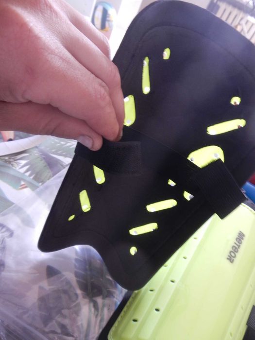 Wyprzedaż->Nagolenniki piłkarskie Meteor L neonowy zielony