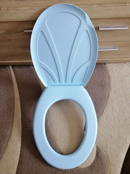 Продам дуже гарну кришку для унітазу !