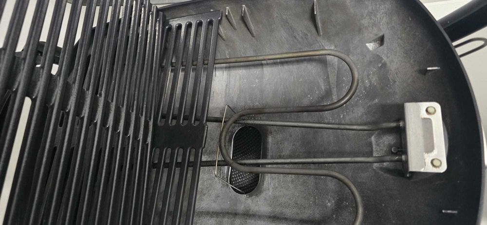 Churrasqueira Weber Q2400 elétrica, com mesa suporte e apoios laterais