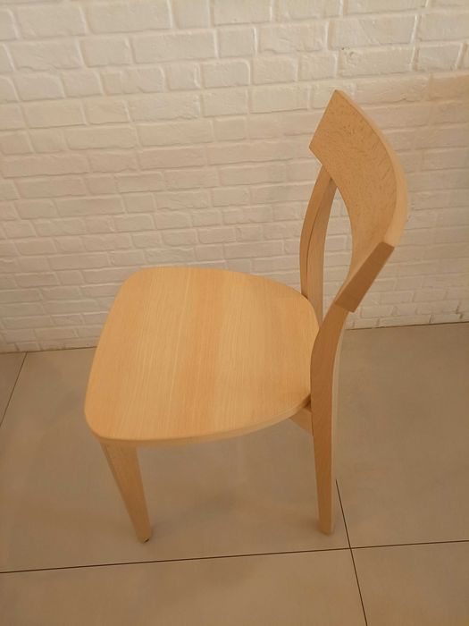 Mesa tampo em madeira e mármore com suporte metálico + cadeiras