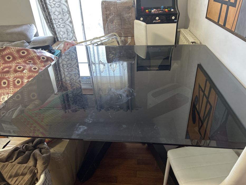 em excelente estado de conservação, com tecido cinza suave e design confortável. Ideal para uma sala de estar acolhedora. Perfeito para quem está