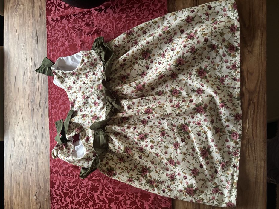Dois Vestidos, 7/8 anos. Portes grátis