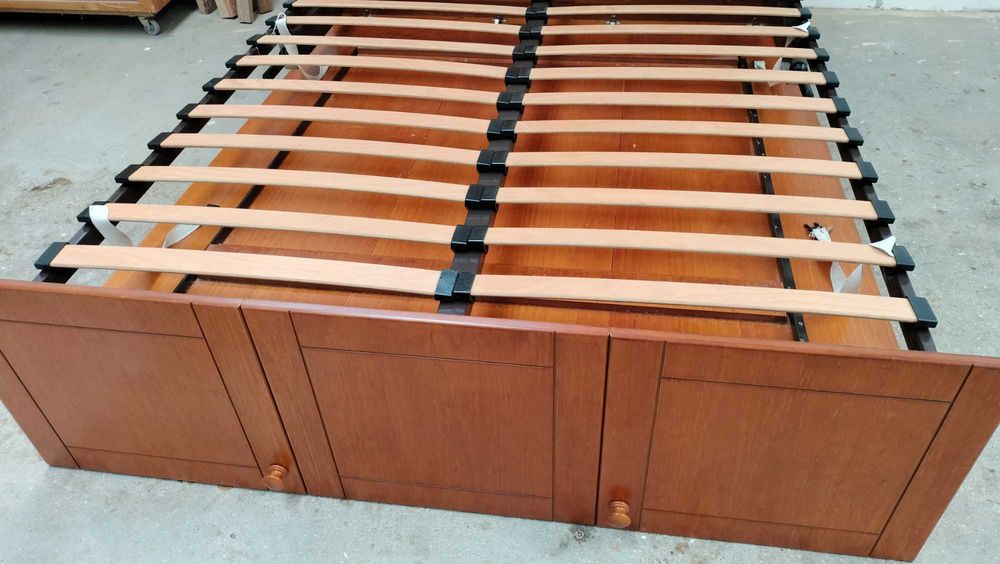 Cama elevatória  tipo roupeiro em pinho mel