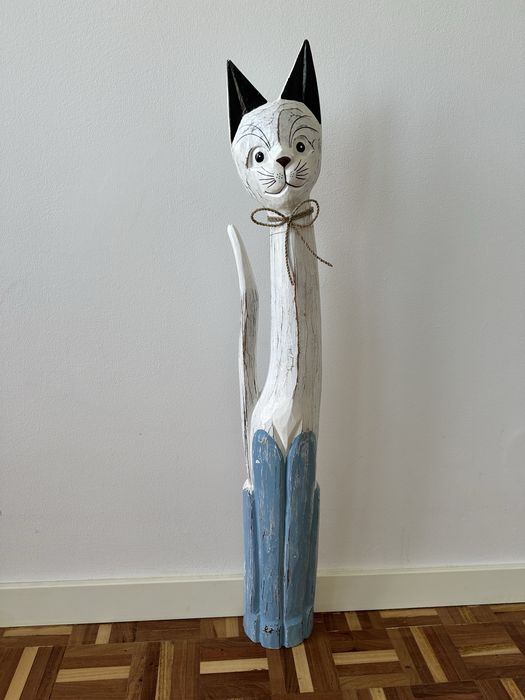 Gato azul em madeira