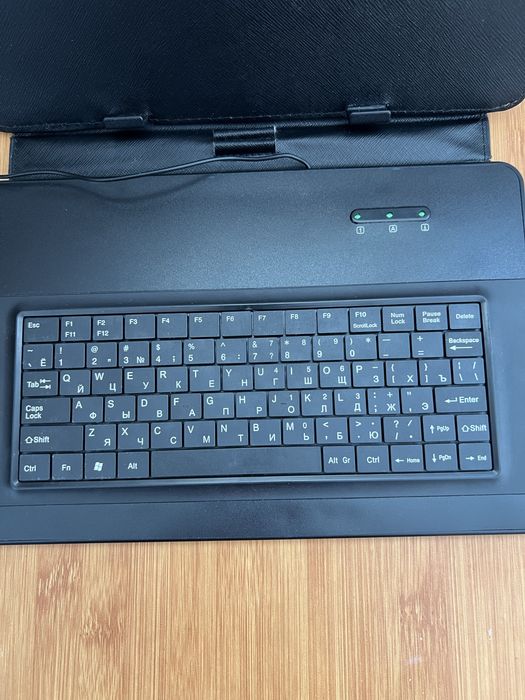 Клавиатура-чехол для планшета