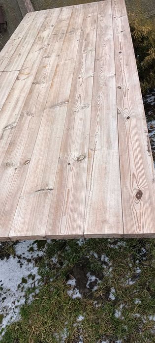 Solidny, drewniany stół ogrodowy