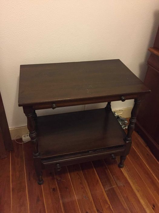 Mesa em madeira (Genuína), com prancha extensível, e c/ gaveta - 75L x 51L x 52L