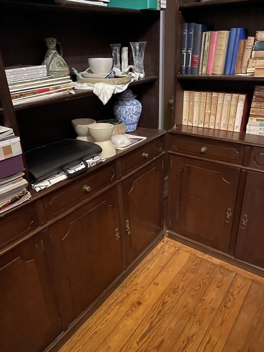 Estantes em madeira maciça com gavetas e portas