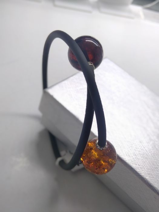 Bransoletka na rzemyku z kulami bursztynowymi    199