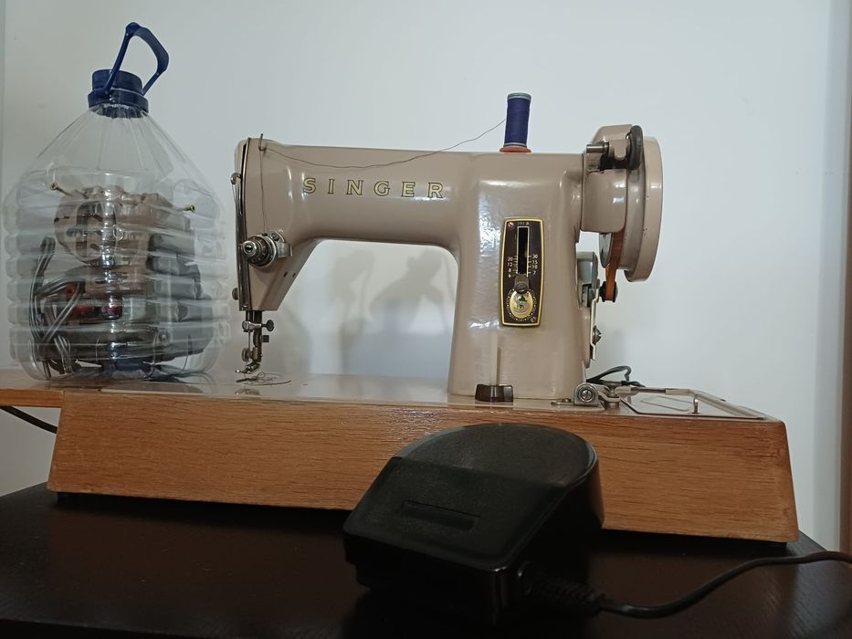 Máquina de costura Singer antiga.