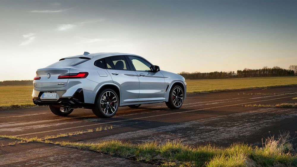 BMW X4 białe z prawej strony od tyłu