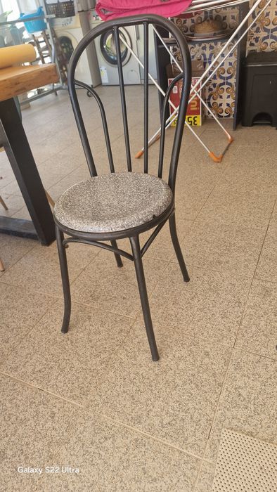 Cadeirad de ferro em estado razoável