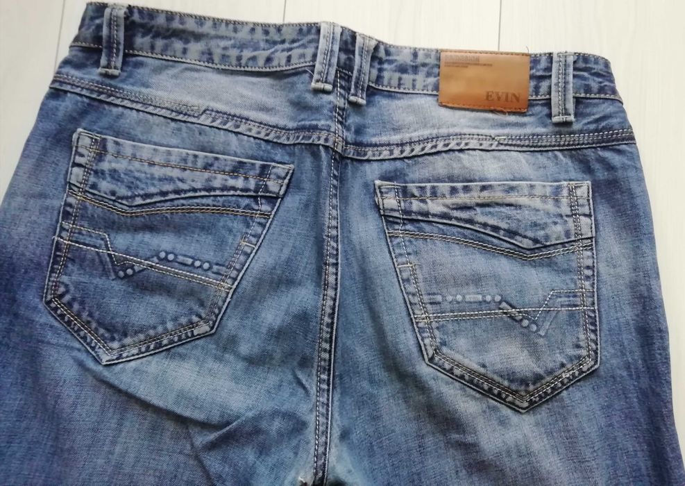 TANIO sprzedam jeansy męskie w rozmiarze 36.