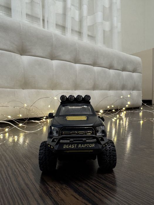 Продам металеву машинку-позашляховик