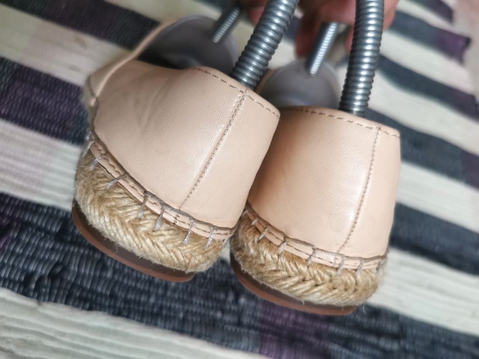 CHANEL kultowe espadryle skórzane