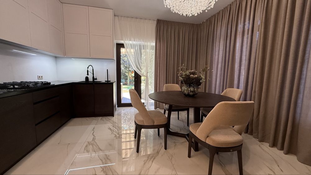 Будинок з басейном та гостьовим будинком в тихому місці Дмитрівка