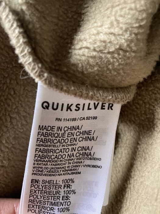 Camisola de velo com fecho QuickSilver em tamanho M em Ótimo estado!