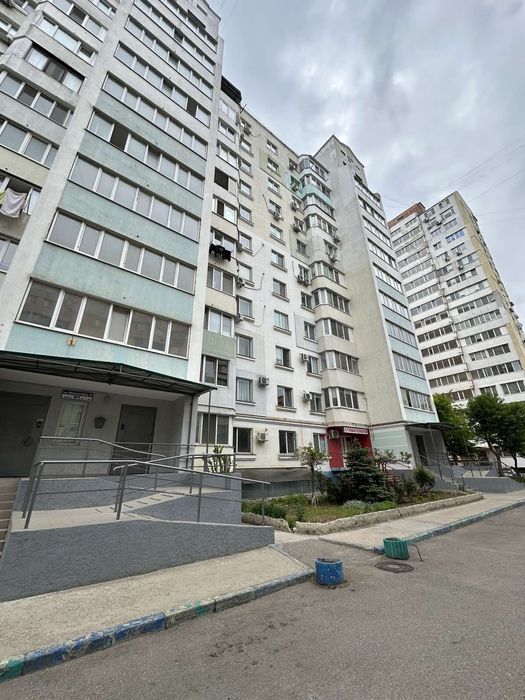 1кім квартира на Висоцького/ Сахарова