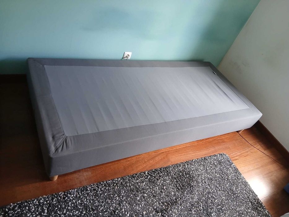 Sommier IKEA Lyngor com capa e pés
