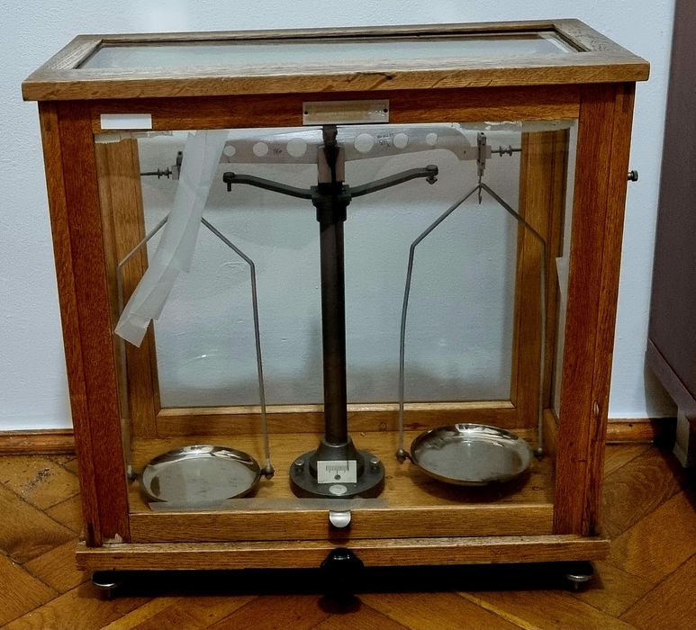 Zabytkowa waga jubilerska/aptekarska + odważniki