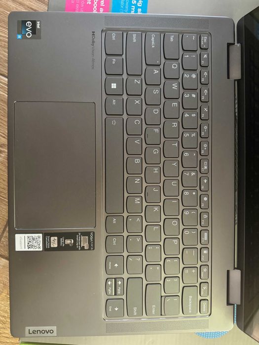 Laptop: Lenovo Yoga 7 14IRL8