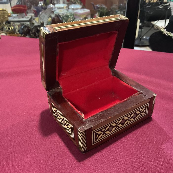 Caixinha trabalho em madre pérola ,mais anúncios abaixo