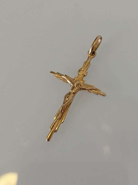 Medalha cruz em ouro de 19,2kt