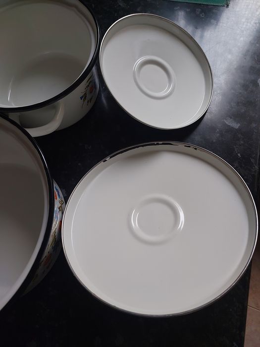 Кастрюли эмалированные и дуршлаг новые