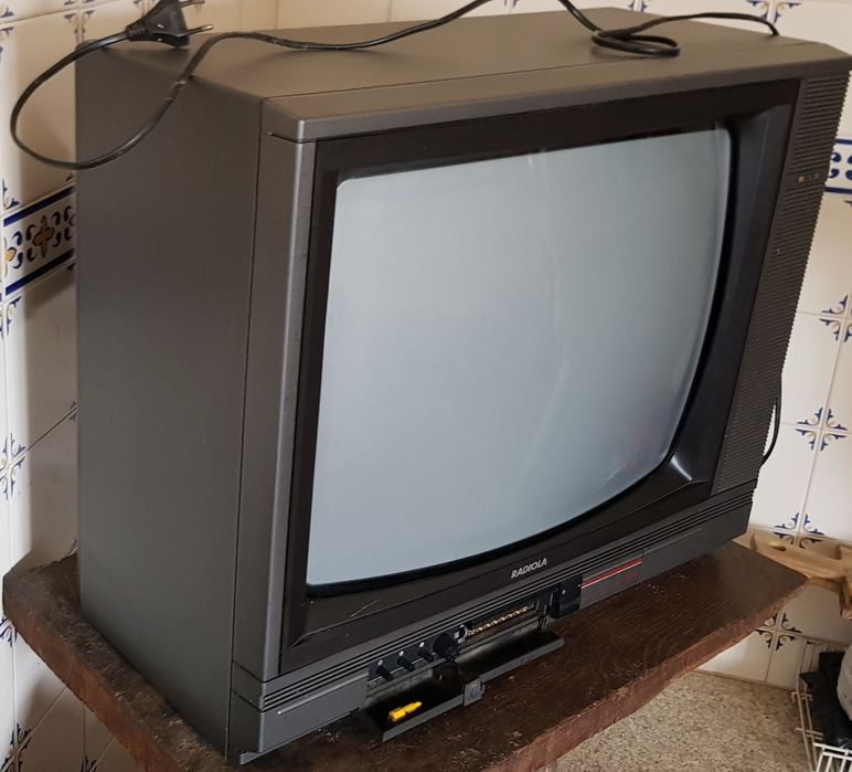 Televisão marca Radiola a cores