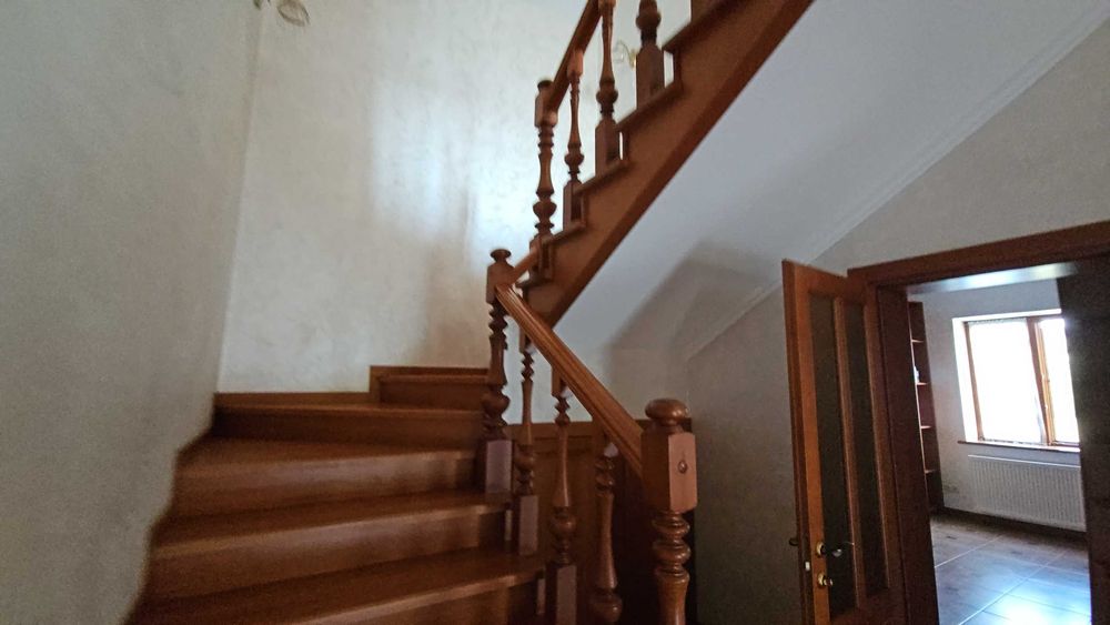 Новий сучасний, котедж в селі  – з усім заходь та живи. Є відеоогляд