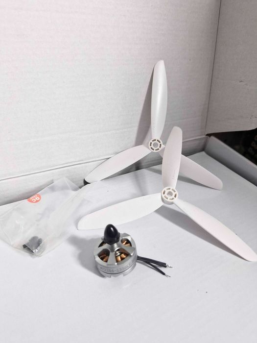Silnik Bezszczotkowy 2204 - 2300KV wraz ze Śmigłami 5045