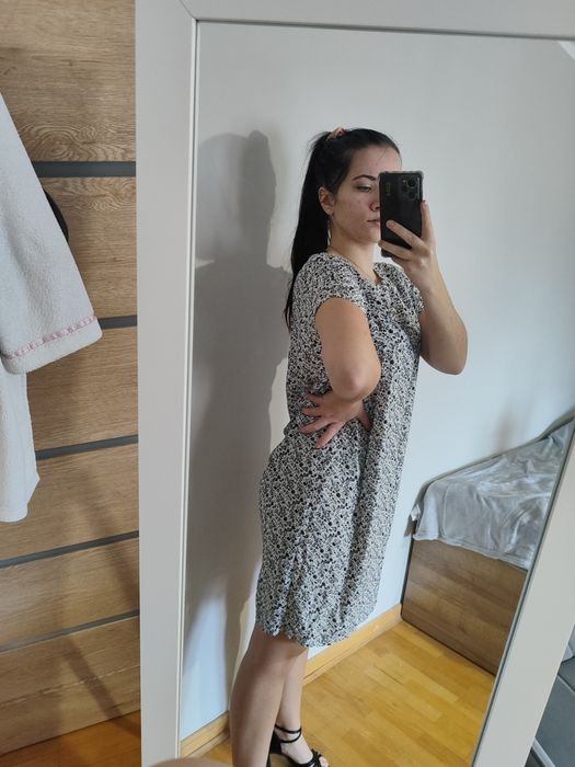 Czarno- biała, krótka, prosta sukienka na krótki rękaw, z paskiem