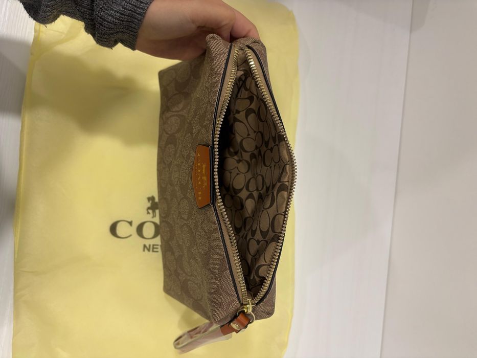 Bolsa coach  necessaire cloutch mala de mão castanha bege