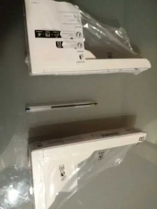 2 poleias / apoios para prateleiras IKEA. Em Madeira. Novos Ainda na Embalagem*