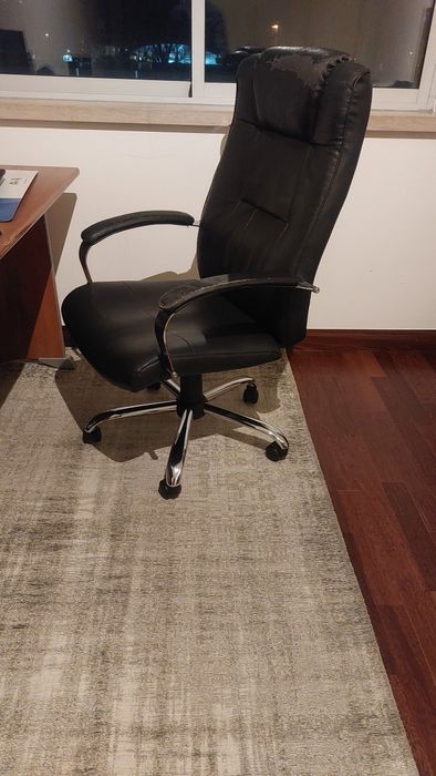 Secretária e módulo de gavetas com OFERTA da cadeira- como novo