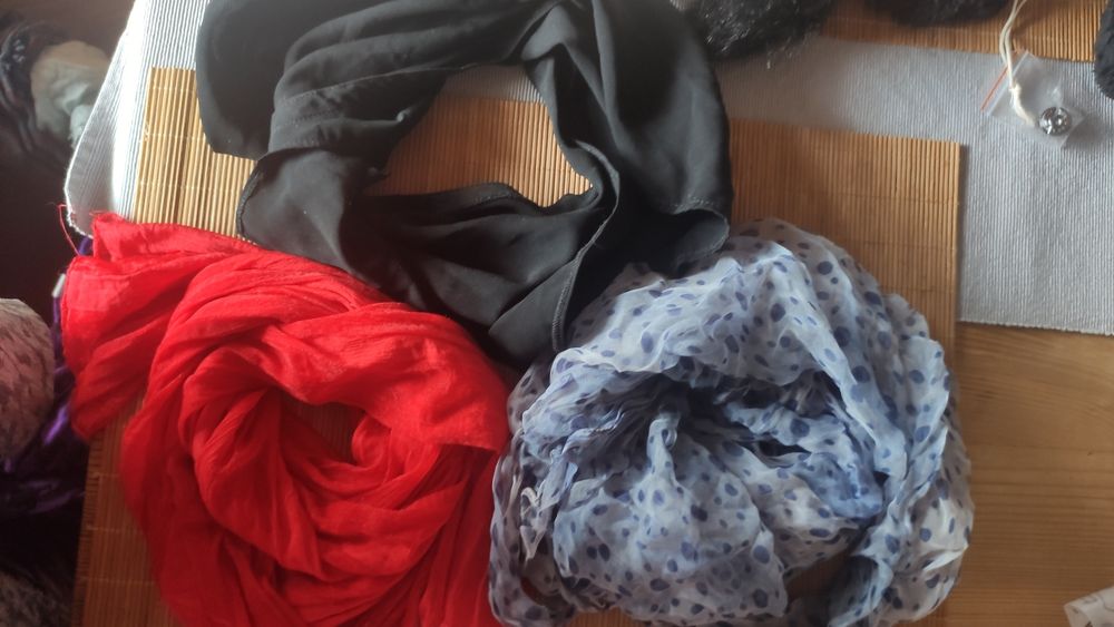 Trzy szaliczki czarny,czerwony,i w kropki niebieskie