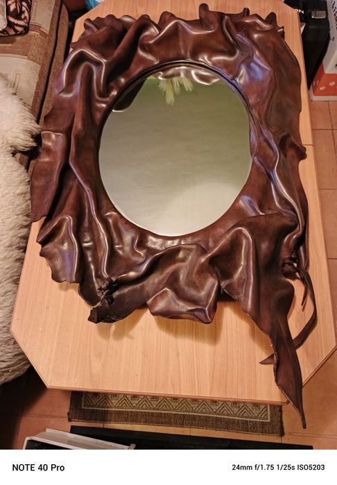 Lustro w skórzanej oprawie