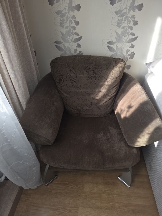 Fotel metalową ramą.