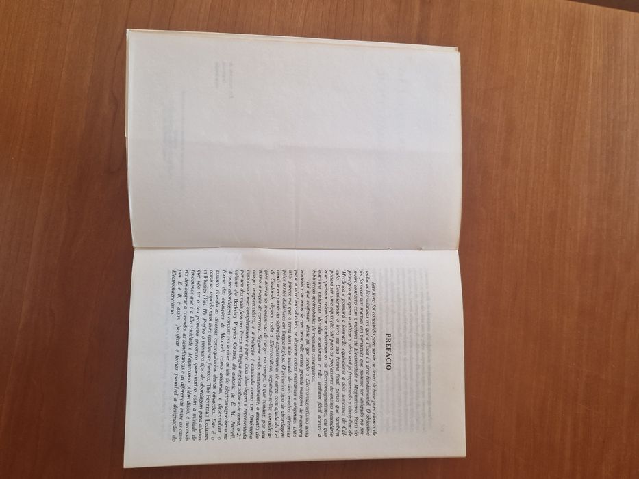 Livro didático "Introdução ao Eletromagnetismo", Sushil Mendiratta