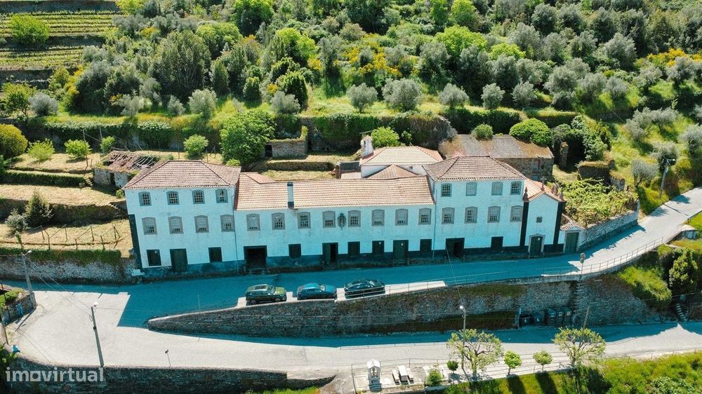 Quinta com Casa senhorial brasonada do Século XVIII na região do Douro